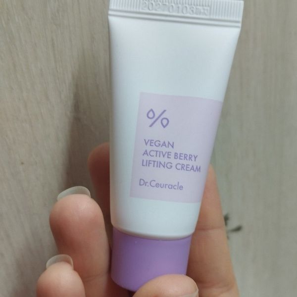 Лифтинг крем-гель для лица Dr.Ceuracle Vegan Active Berry Lifting Cream с ресвератролом и клюквенным экстрактом 15 мл 8806133615585 фото