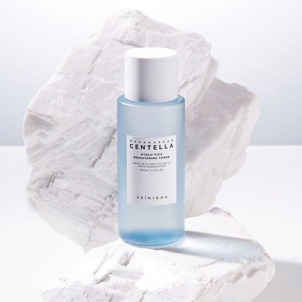 Увлажняющий тонер для лица SKIN1004 Madagascar Centella Hyalu-Cica Brightening Toner 210 мл 8809913831082 фото
