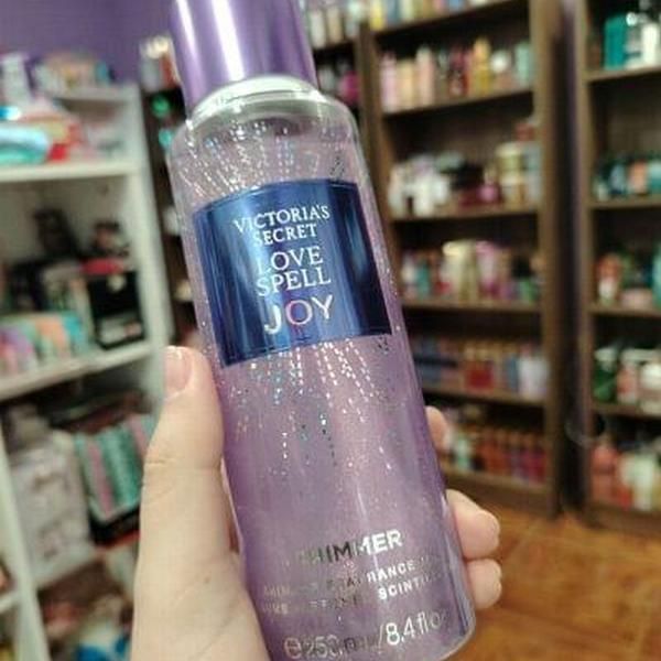 Парфюмированный спрей с шиммером для тела Victoria's Secret Love Spell Joy Shimmer Mist, 250 мл 197575949251 фото